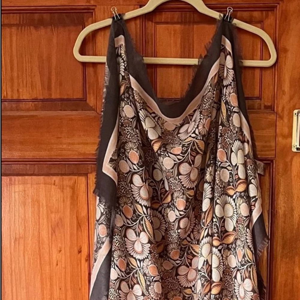 Lift Beautiful gray and Orange Loft scarf